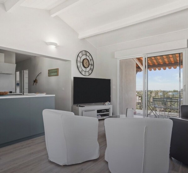 Tv och ett bordtennisbord