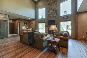 Interior - Gorgeous Private Lodge Pvt Hot Tub  Pool Table  No Pet fee! Pools open May 1 (Hollister)