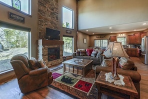 Smart TV, fireplace - Gorgeous Private Lodge Perfect escape for family/friends No Pet fee! BOOK TODAY! (Hollister)