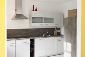 Kühlschrank, Mikrowelle, Ofen, Geschirrspüler