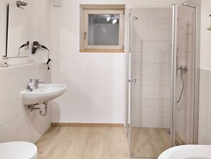 Douche, sèche-cheveux, serviettes fournies