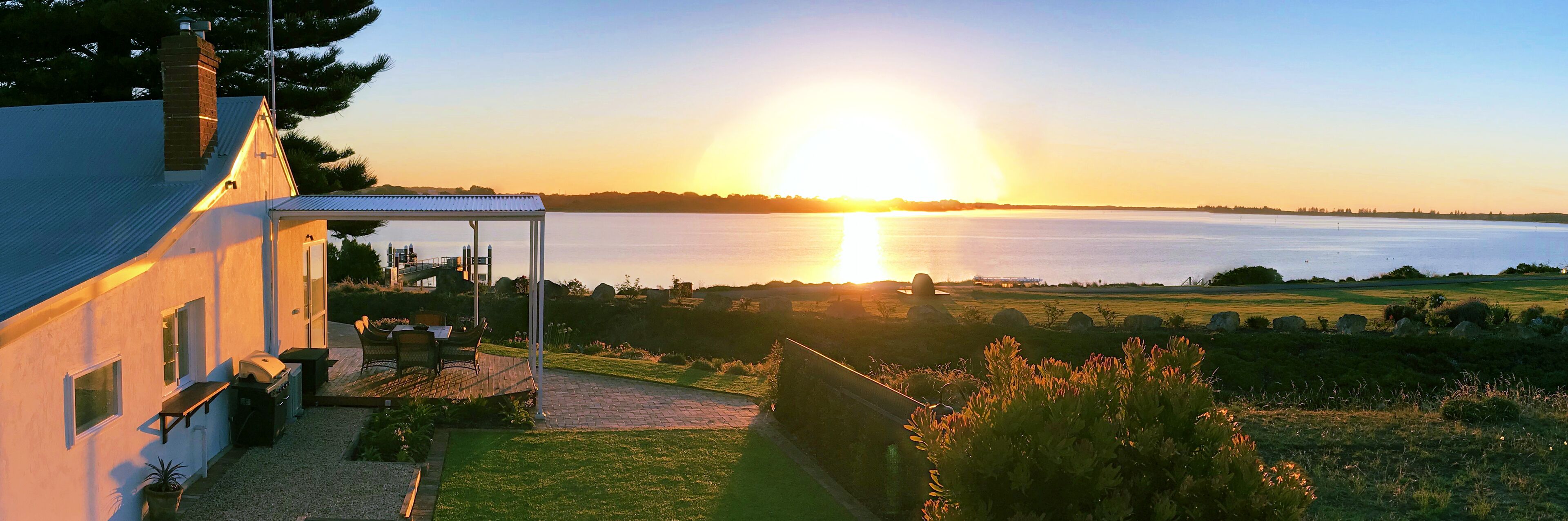 The Admiral Riverside Studios - Waterfront Accommodation in the Goolwa Township