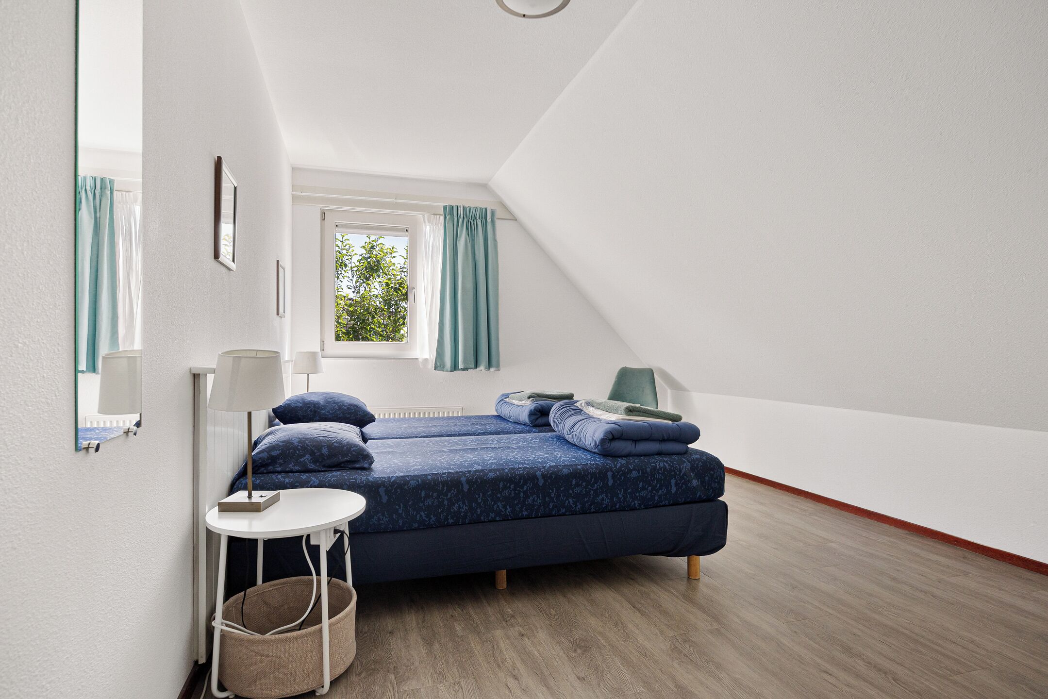 6 slaapkamers, een strijkplank/strijkijzer, reisbedje, gratis wifi