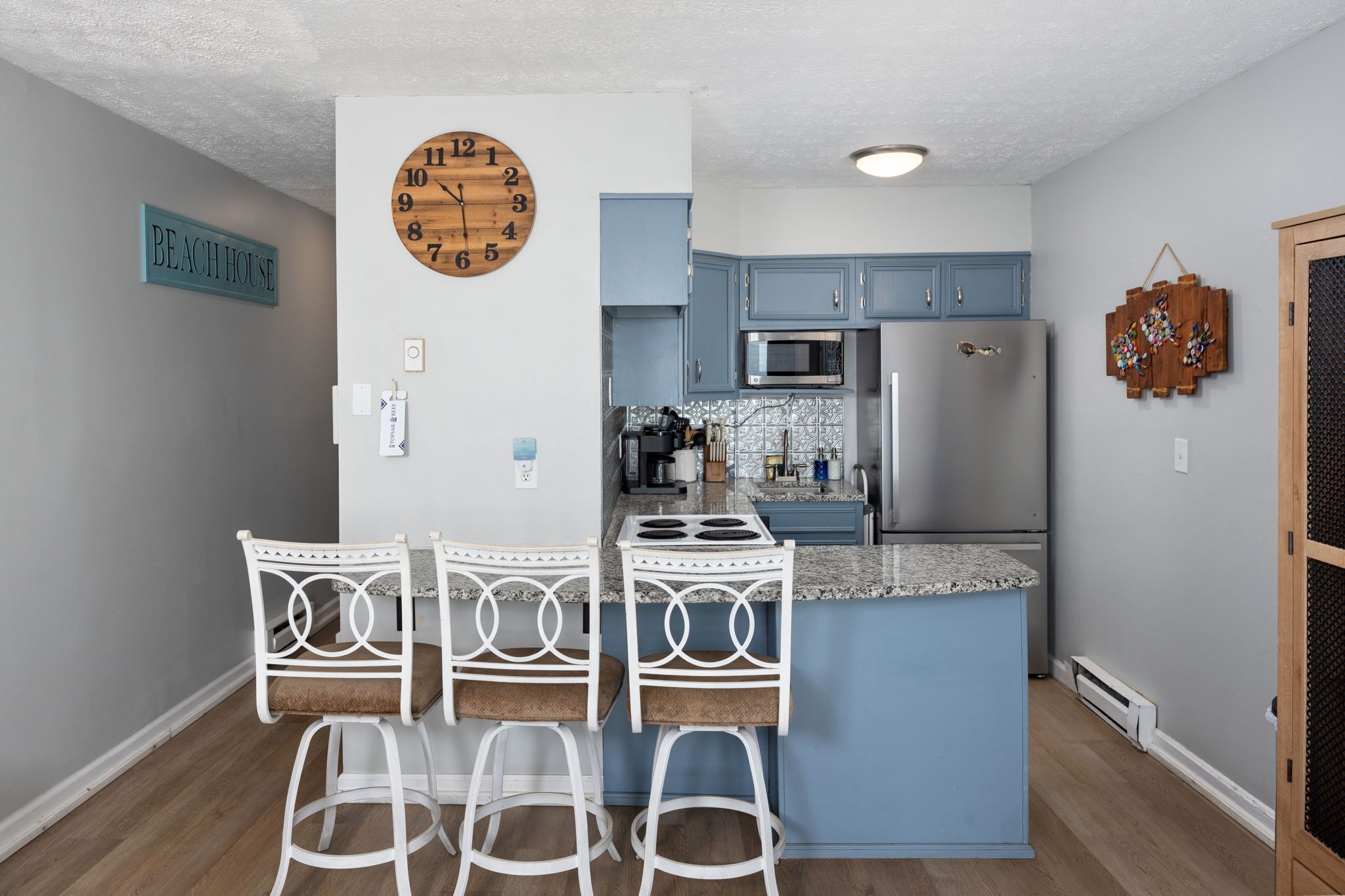 Coffee/tea maker, fridge, microwave, oven