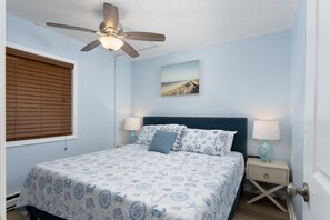 1 chambre, fer et planche à repasser, lit de bébé portatif