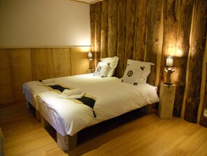 6 bedrooms, travel crib, free WiFi, bed sheets