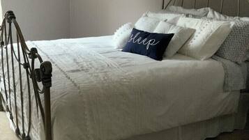 1 bedroom, bed sheets