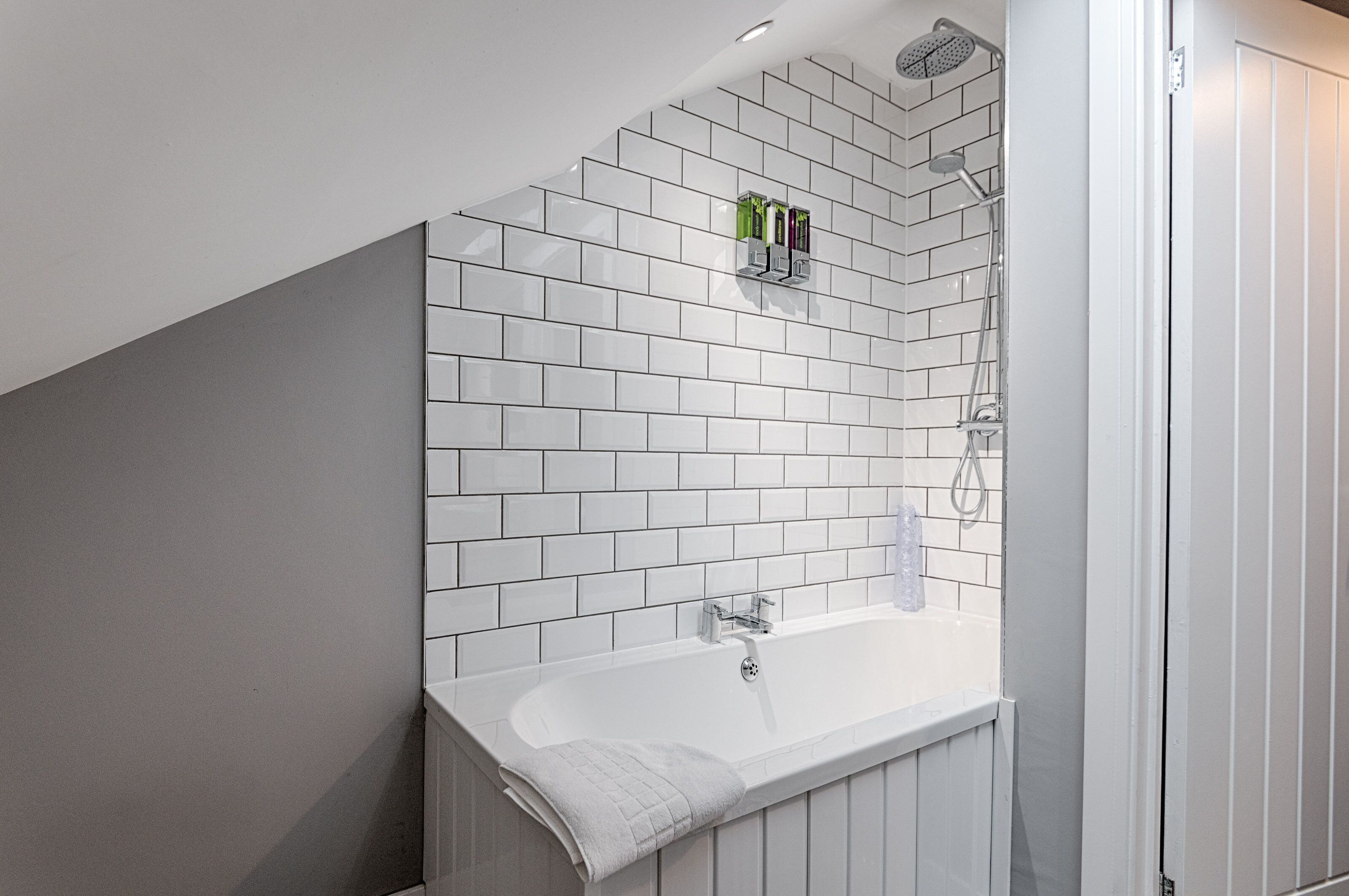 Apartment | Bathroom | Combined shower/bathtub, free toiletries, soap, shampoo