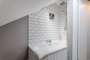 Apartment | Bathroom | Combined shower/tub, free toiletries, soap, shampoo - Murray Nest 3 (Llanelli)