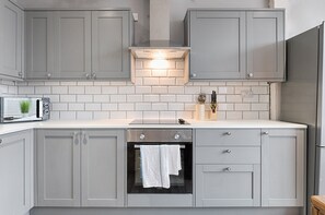 Apartment | Private kitchen | Full-sized fridge, microwave, oven, stovetop - Murray Nest 3 (Llanelli)