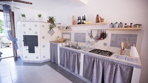 Eine moderne Küche mit eingebautem Herd, Spüle und Regalen.