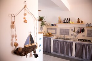 Frigorifero, piano cottura, macchina per tè/caffè, seggiolone