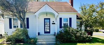 Centrally located in town Classic Beach Cottage 