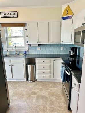 Kjøleskap, mikrobølgeovn, ovn og kokeplater