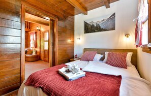 3 bedrooms, travel crib, free WiFi, bed sheets