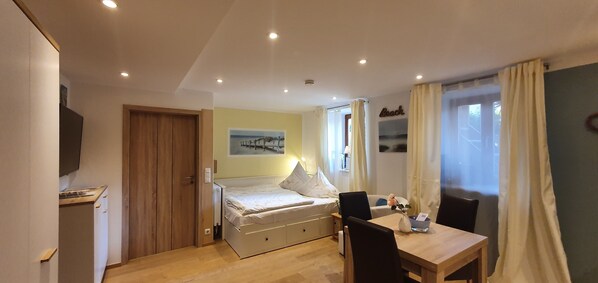 1 bedroom, free WiFi, bed sheets - Ferienwohnung Vogtareuth im Erdgeschoss (Vogtareuth)