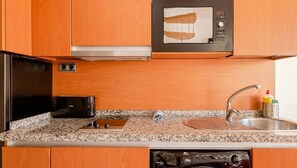 Kühlschrank, Mikrowelle, Herdplatte, Wasserkocher mit Kaffee-/Teezubehör