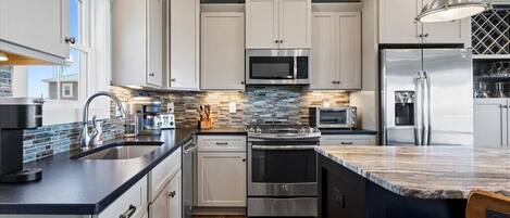 Réfrigérateur, four à micro-ondes, un four, surface de cuisson