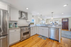 冷蔵庫、電子レンジ、オーブン、コンロ