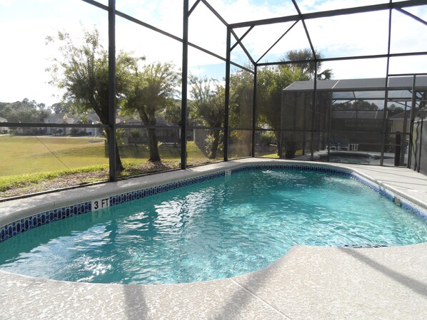 สระว่ายน้ำกลางแจ้ง