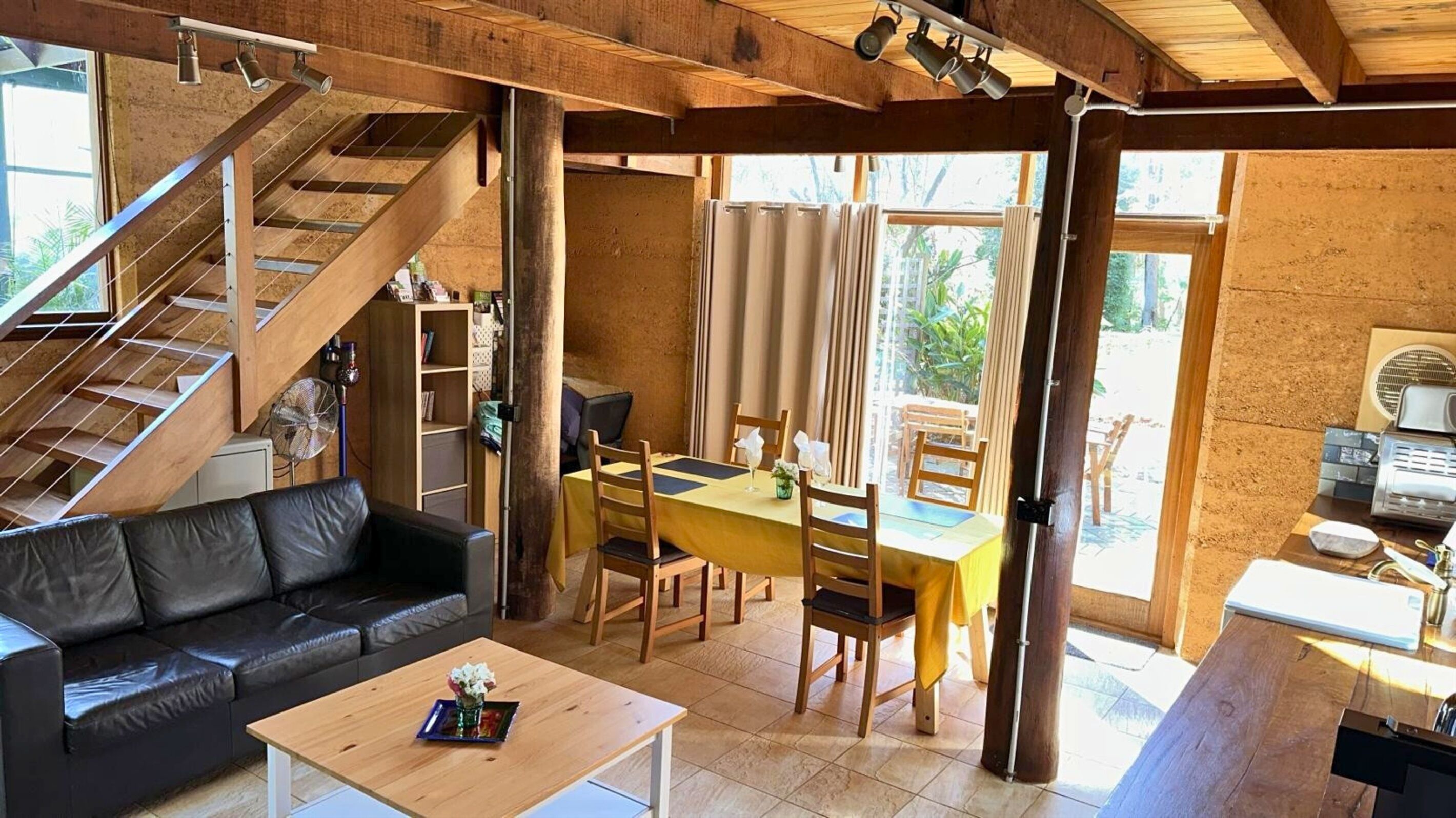 Smart-TV, peis, bøker og kontorer