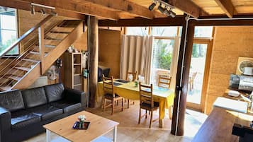 Smart-TV, peis, bøker og kontorer