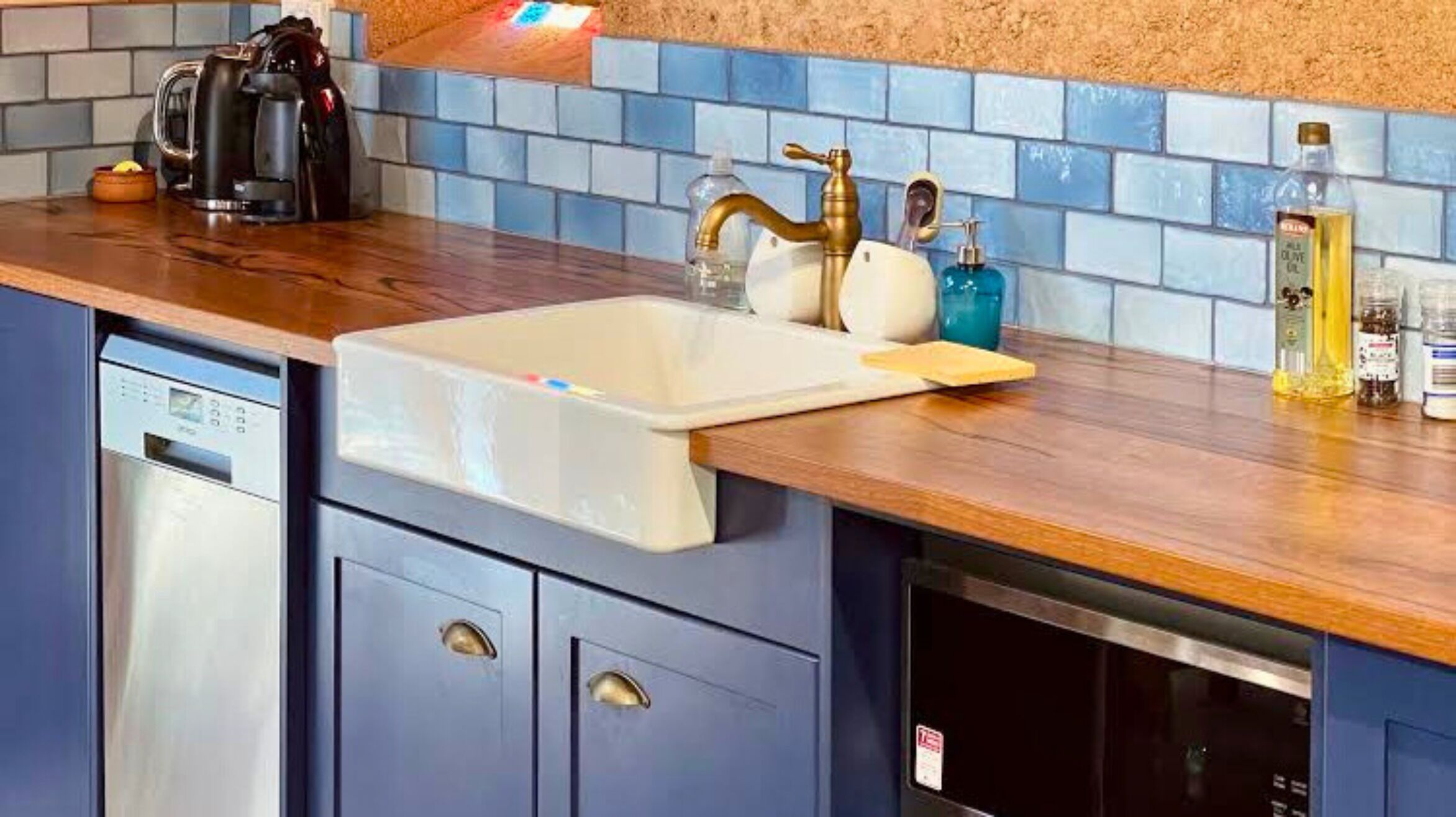 Kjøleskap, mikrobølgeovn, ovn og oppvaskmaskin