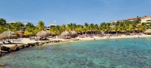 Plage, chaises longues, serviettes de plage