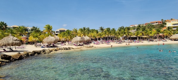 En la playa, camastros y toallas de playa 