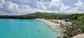 Plage, chaises longues, serviettes de plage