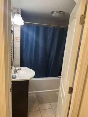 Combined shower/tub, hair dryer, towels