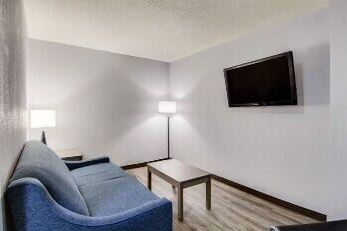 Living area | 32-inch LED TV with satellite channels, TV