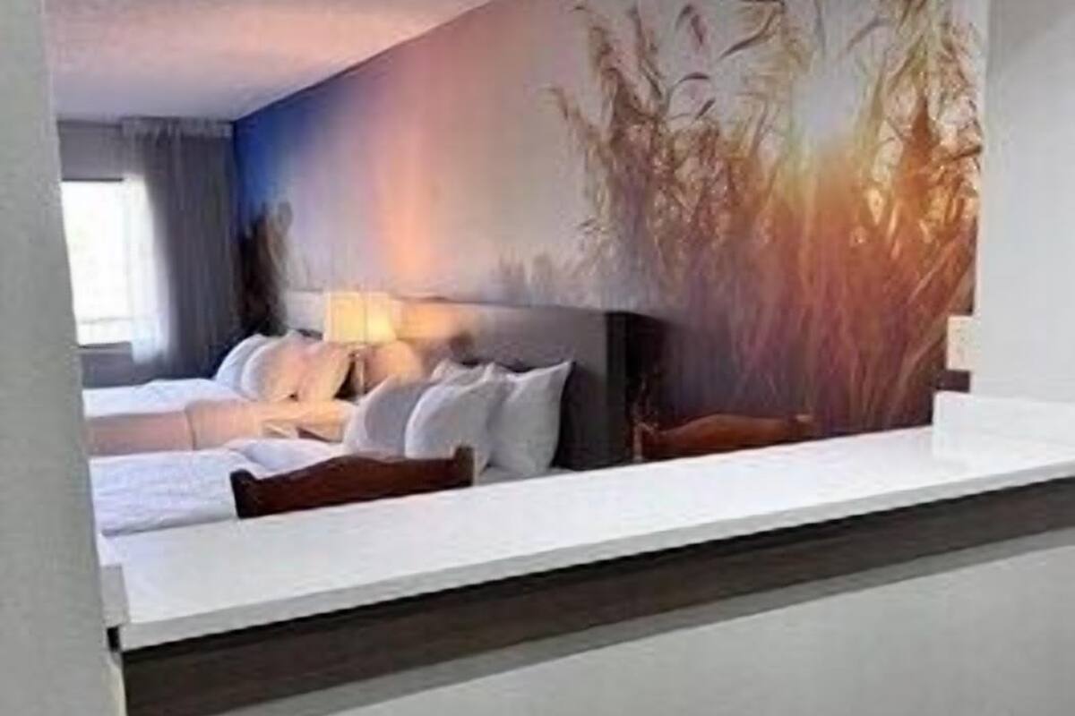 高档床上用品、羽绒被、办公桌、笔记本电脑工作区