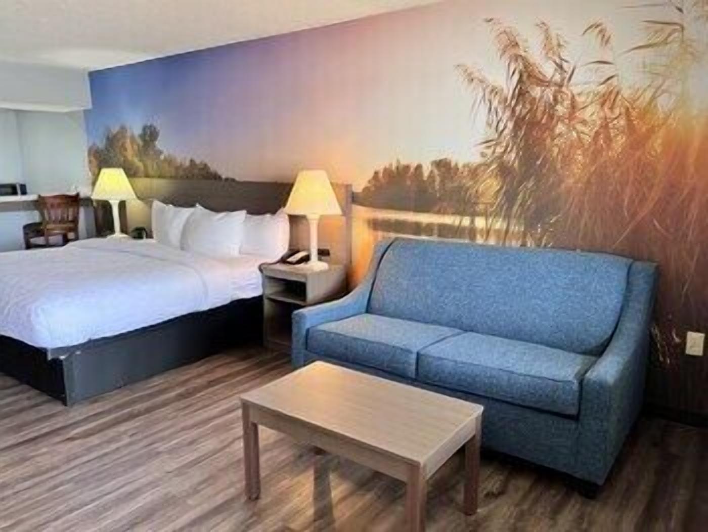 高档床上用品、羽绒被、办公桌、笔记本电脑工作区