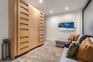 TV, fireplace, offices - Abode at Dynamite Haus, private hot tub, 3 blocks to town lift & Main Street (Park City)