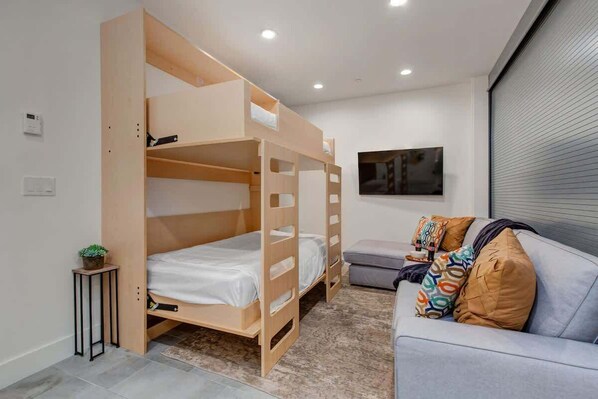 4 bedrooms, iron/ironing board, WiFi, bed sheets