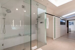 シャワー付き浴槽、ヘアドライヤー、シャンプー