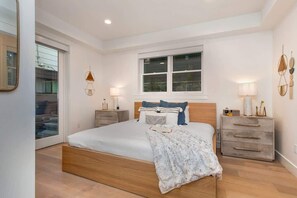 4 bedrooms, iron/ironing board, WiFi, bed sheets - Abode at Dynamite Haus, private hot tub, 3 blocks to town lift & Main Street (Park City)