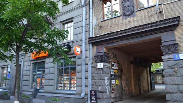 A building with a storefront and an entrance. - Arena and Kreshatik, best location, VIP Studio  (Київ)