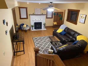 Smart-TV, Kamin, DVD-Player, Tischfußball