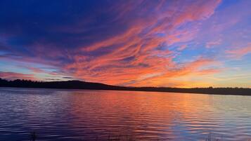 Ein ruhiger See mit einem Sonnenuntergangshimmel.