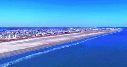 Condo with pool 1 block from beach and boardwalk!