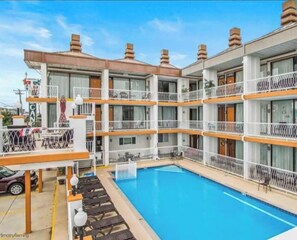 Una piscina al aire libre, una piscina climatizada