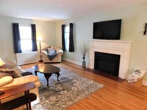 Smart TV, fireplace, books - Cozy Cape Close to Everything: Family, hiking, shopping and restaurants! (Rensselaer)