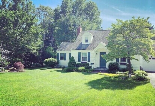 Exterior - Cozy Cape Close to Everything: Family, hiking, shopping and restaurants! (Rensselaer)