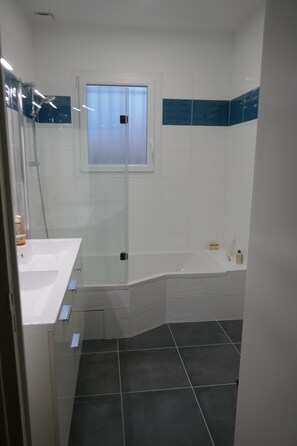 Duschwanne, Haartrockner, Handtücher, Toilettenpapier