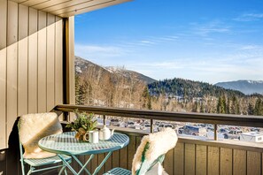 Outdoor dining - Spectacular views and ski access from this cozy Edelweiss one bedroom (Whitefish)