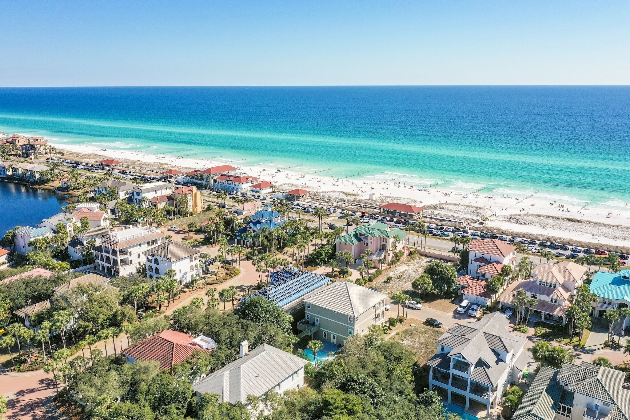 Vlak bij het strand, ligstoelen