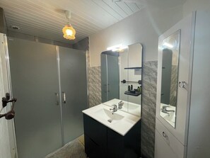 Dusche, Haartrockner, Handtücher, Seife