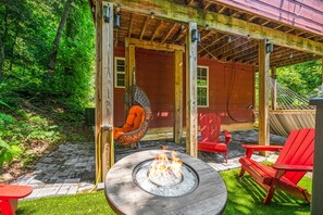 Terrace/patio - Cozy Cabin with Hot Tub in Gatlinburg (Gatlinburg)